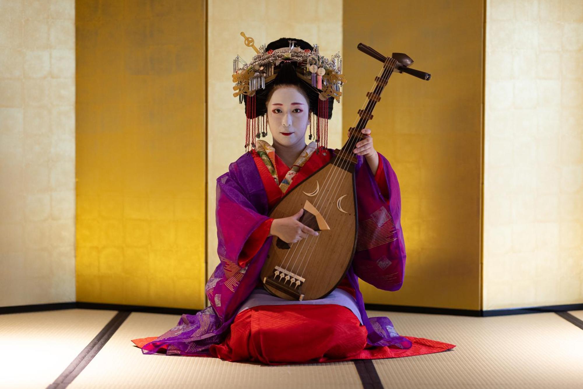 The Gate Hotel Kyoto Takasegawa By Hulic Εξωτερικό φωτογραφία A woman playing a sanxian