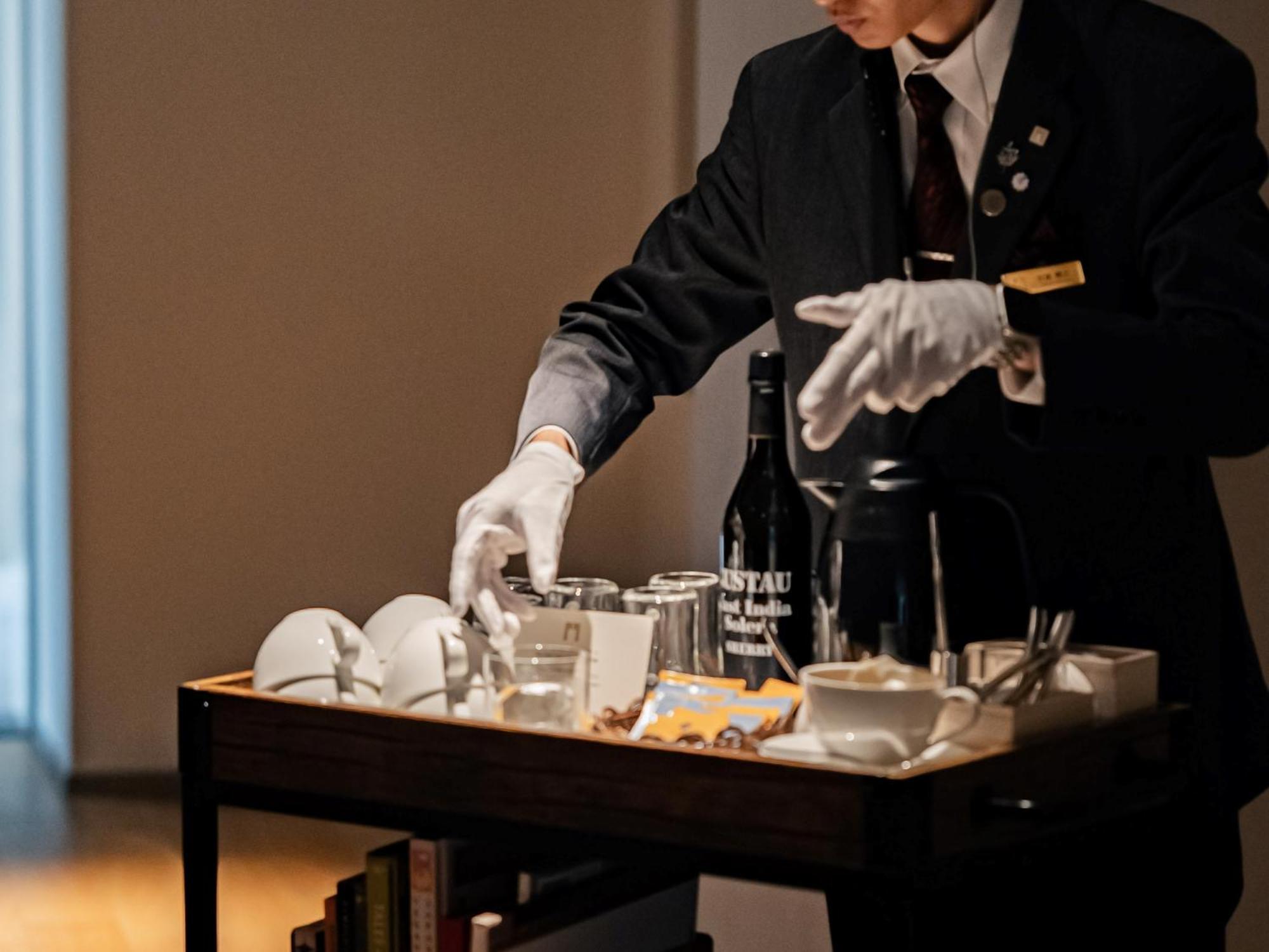 The Gate Hotel Kyoto Takasegawa By Hulic Εξωτερικό φωτογραφία A butler at work